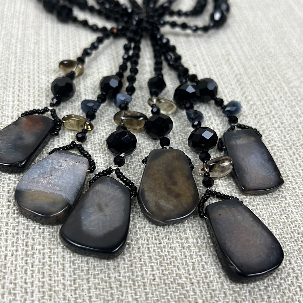Agate necklace with glass beads.